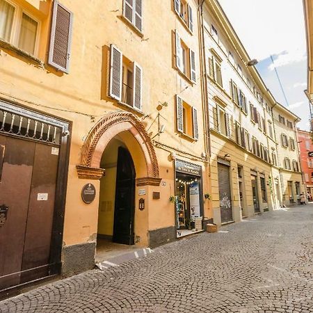 Lupari Apartment, Palazzo Storico Sotto Le Due Torri Bologna Bagian luar foto