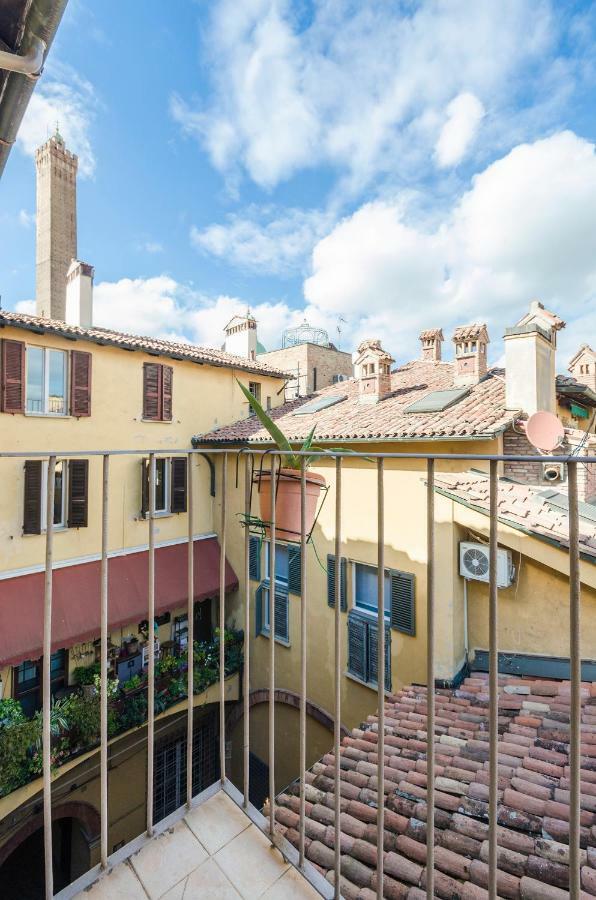 Lupari Apartment, Palazzo Storico Sotto Le Due Torri Bologna Bagian luar foto