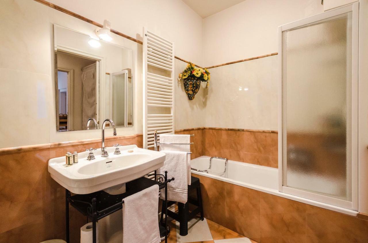 Lupari Apartment, Palazzo Storico Sotto Le Due Torri Bologna Bagian luar foto