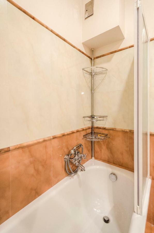 Lupari Apartment, Palazzo Storico Sotto Le Due Torri Bologna Bagian luar foto