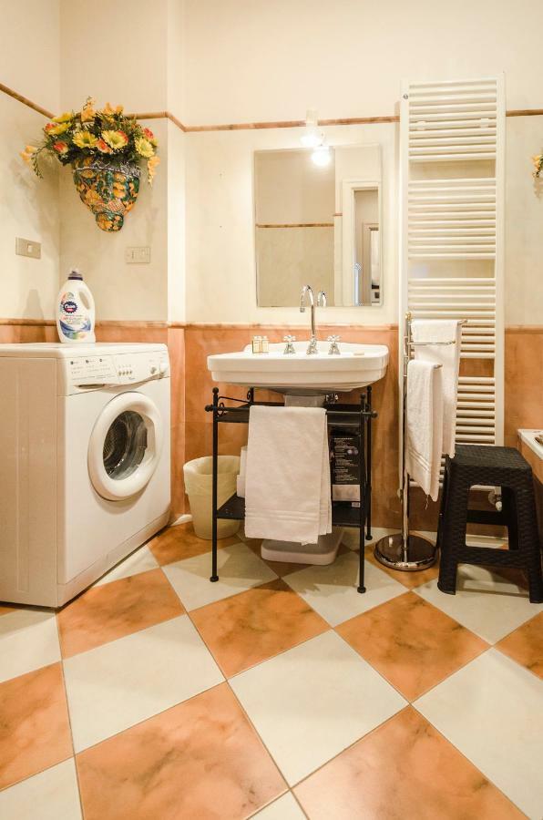 Lupari Apartment, Palazzo Storico Sotto Le Due Torri Bologna Bagian luar foto
