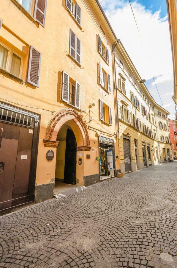 Lupari Apartment, Palazzo Storico Sotto Le Due Torri Bologna Bagian luar foto
