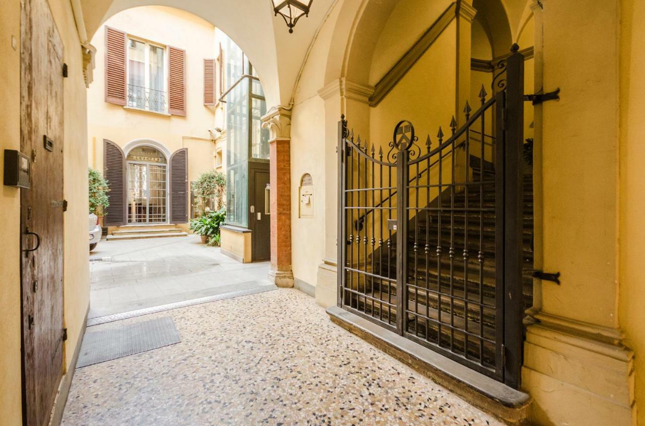 Lupari Apartment, Palazzo Storico Sotto Le Due Torri Bologna Bagian luar foto